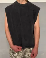 Musculosa negra con efecto lavado, corte boxy y cuello redondo.