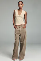 Jeans de tiro medio, estilo balloon baggy, color gris oscuro lavado. Presenta pierna muy ancha y largo completo, con aberturas sutiles en los bajos.