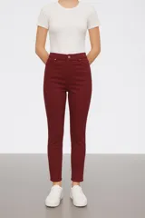 Pantalón de jean color borgoña, corte skinny y tiro medio.