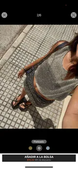 Remera plateada tejida con cuello redondo y corte crop.