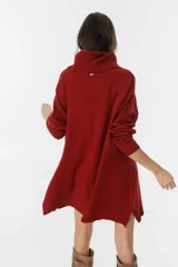 Vestido sweater de punto color bordó, con cuello alto, mangas largas y bolsillos delanteros.