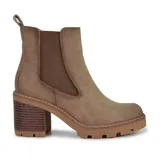 Bota corta color marrón de gamuza sintética, con elástico lateral, caña baja, taco ancho de madera y suela track.