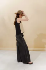 Musculosa rosa de lino con espalda de tejido circular y bordado a mano con técnica mixta.