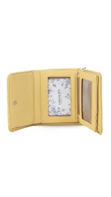 Billetera mediana color rosado, con tapa y cierre a presión. Presenta múltiples compartimentos interiores para tarjetas y billetes, y un bolsillo exterior con cierre en la parte posterior.