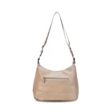 Bandolera marrón de símil cuero con correa larga regulable. Tiene dos bolsillos frontales con cierre, apertura superior con cierre, bolsillos internos con cierre y abiertos, y un bolsillo trasero con cierre.