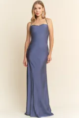 Vestido largo de satén color azul acero, con breteles finos y escote drapeado.