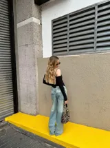 Pantalón de jean tiro bajo, color celeste claro lavado, de corte ancho y pierna recta.