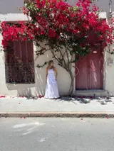 Falda larga blanca de broderie con elástico en la cintura.