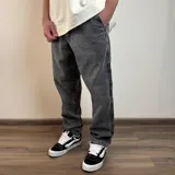 Pantalón de jean gris oscuro con efecto lavado, corte recto y tiro medio.