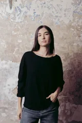 Remera negra de corte holgado, con cuello amplio y mangas 3/4.