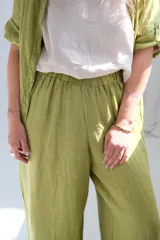 Pantalón verde lima de lino, corte ancho y cintura elastizada.