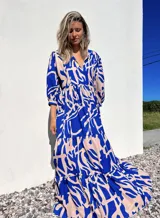 Vestido largo con estampado abstracto en azul y crudo, con escote en V y mangas 3/4.