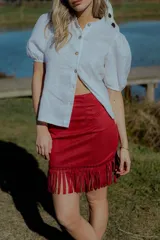 Minifalda agamuzada color borgoña con flecos y bordado a mano.