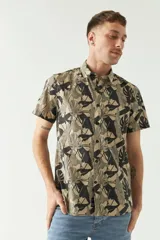 Camisa de hombre de manga corta, con diseño floral y fit slim, ideal para un look fresco de primavera.