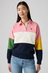 Sweater de cuello polo con botones, mangas largas y diseño color block en tonos rosa, blanco, verde, azul marino y amarillo.
