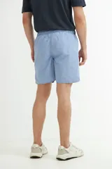 Short de baño de secado rápido color verde grisáceo, con cintura elástica y cordón ajustable.