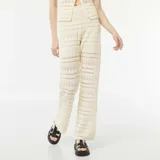 Pantalón de croché color crema, de corte ancho y tiro alto.