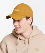 Gorra de sarga color mostaza con ala curva, bordado frontal con la palabra "cervejinha" en blanco y ajuste trasero con hebilla.