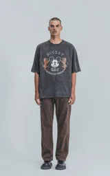 Remera negra con efecto nevado, de manga corta y cuello redondo, con estampado de Mickey Mouse, tigres y texto en inglés y chino.