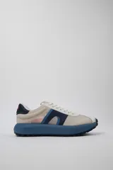 Championes Camper modelo Path.944, color beige con detalles en azul marino y suela celeste.