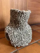 Cuello tejido a mano en pura lana merino color blanco y negro. Tiene tajos a los costados.