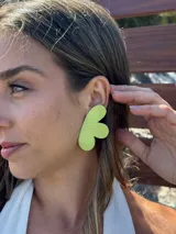 Aros grandes color verde lima con forma de flor de tres pétalos.