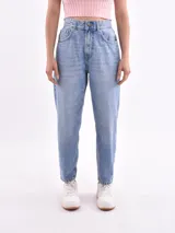 Jean de mujer, tiro alto, color celeste lavado, corte mom fit con piernas rectas y ligeramente holgadas.