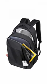Mochila negra con bolsillos frontales verticales y laterales de rejilla. Tiene compartimento para notebook y faja trasera para sujetarla a la valija.