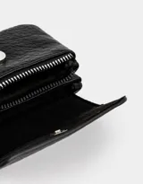 Billetera negra de cuerina con textura croco y tag metálico en relieve. Cierre con broche a presión.