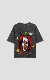 Remera extra oversize con diseño estampado inspirado en el personaje de película, realizada en algodón premium americano.