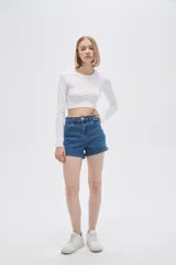 Short de jean azul de tiro alto, corte recto y ruedo desflecado.