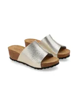 Sandalia de cuero color borgoña, con plataforma de corcho y suela de goma.