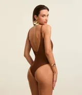 Malla enteriza marrón con breteles finos y escote redondo.