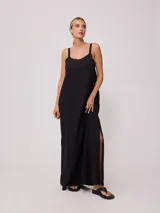 Vestido largo color verde lima, de corte recto y breteles finos. Presenta aberturas laterales en el ruedo.