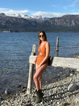 Traje de baño entero color naranja con textura tejida, escote en V y abertura en la zona del abdomen.