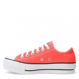 Championes Converse All Star Chuck Taylor Lift con plataforma, color salmón con detalles en blanco.