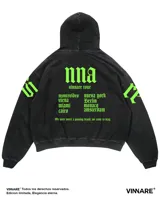 Buzo canguro negro con capucha y cordones ajustables. Estampado en la espalda con el logo "nna", la frase "vinnare tour" y una lista de ciudades.