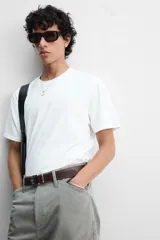 Camiseta blanca de algodón de peso medio, corte slim fit, cuello redondo y manga corta.