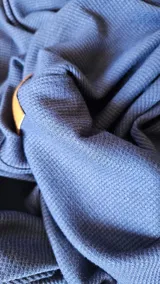 Remera blanca de corte amplio y mangas largas.