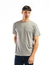 Remera verde militar de algodón con cuello redondo y mangas cortas.