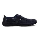 Zapato guillermina casual color negro, con capellada calada con diseño de flores y ajuste con velcro.