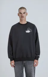 Buzo negro de frisa con calce oversize y cuello redondo. Estampado frontal pequeño con la cara de Mickey Mouse enojado.