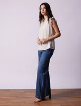 Blusa sin mangas color beige con rayas verticales finas, cuello redondo fruncido con escote en V y lazo con borlas.