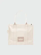 Bolso tote negro de lona con asas cortas y estampado frontal en letras blancas con la leyenda "THE TOTE BAG MARC JACOBS".