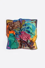 Pañuelo multicolor con estampado abstracto, ideal para atar en el asa de un bolso.