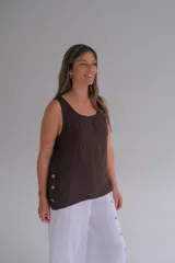 Musculosa marrón de lino italiano con escote redondo y botones de madera en los laterales.