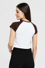 Remera corta blanca con mangas raglán grises y estampado frontal con texto 'Venice Beach California Where life's a beach'.