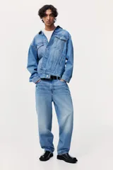 Pantalón de jean celeste de corte holgado, con tiro bajo y cinco bolsillos.