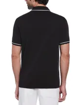 Polo de manga corta negra con cuello clásico, tapeta con botones y logo de pingüino bordado en el pecho. Presenta ribetes blancos en cuello y mangas.