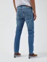 Pantalón de jean celeste de corte recto, con bolsillos delanteros y traseros.